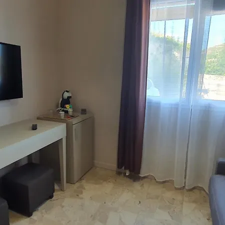 Scandola מלון 3*